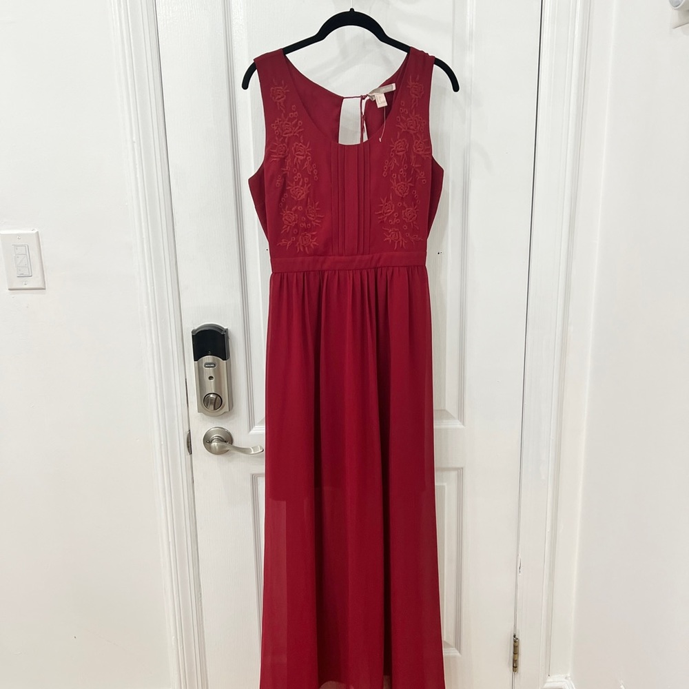 Embroidered maxi dress with an open back